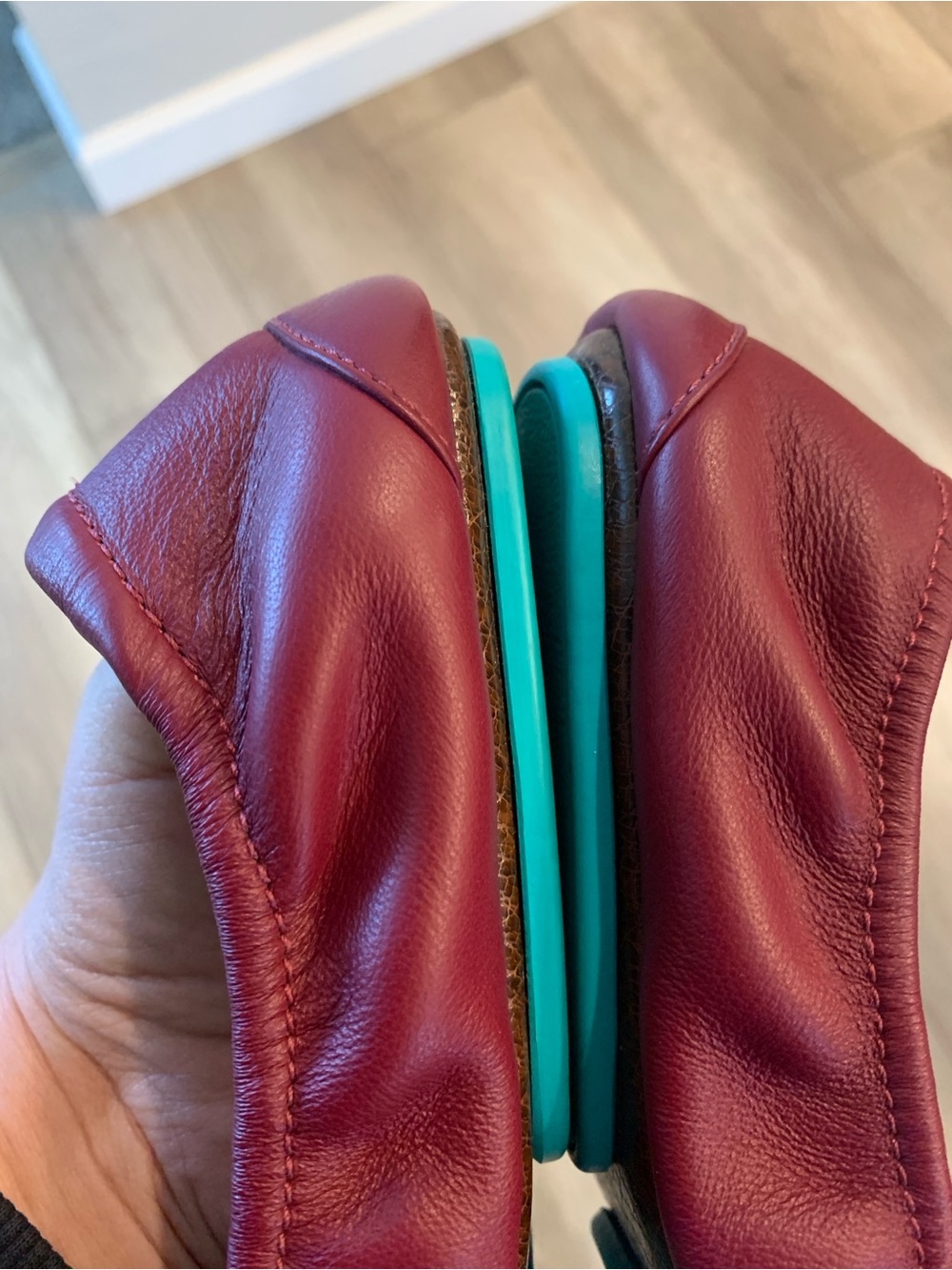 Tieks Sz 8 Foldable Burgundy Leather Slip-On Ballet Flats with Teal Heel Tab - Picture 8 of 16